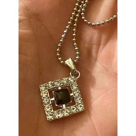 BEAUTIFUL BLACK N WHITE SAPPHIRE STEELING SILVER PENDANT N CHAIN - Picture 2 of 3